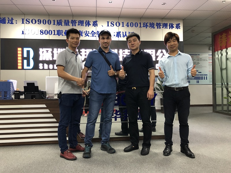 俄羅斯客戶前來我司考察液晶拼接屏、LED等終端大屏顯示設(shè)備